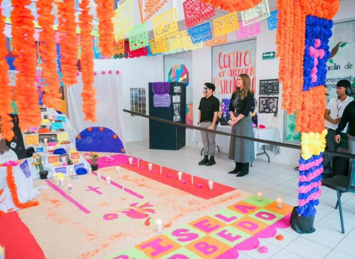 Tradición y Memoria en los CASEF: Honran a figuras emblemáticas con altares de Día de Muertos