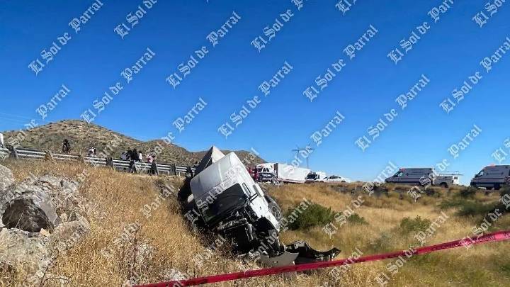 Conductor huye tras accidente de tráiler en Jiménez donde murieron cuatro posibles migrantes