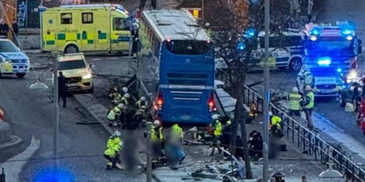 Un autobús embistió una parada en Estocolmo: la Policía dijo que hay “varios muertos”