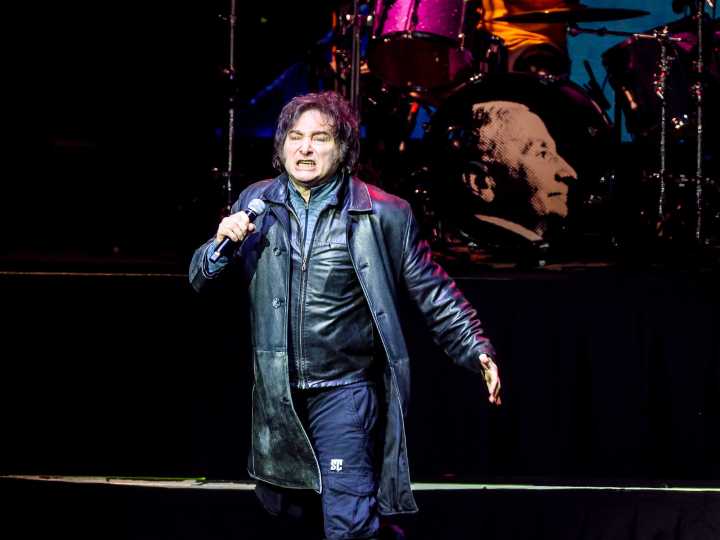 Javier Milei celebró una presunta invitación de AC/DC a cantar con en River, pero era fake