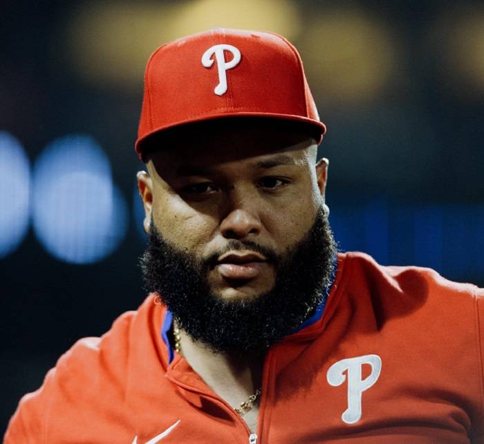 José Alvarado se quedará en los Filis de Filadelfia por una campaña más