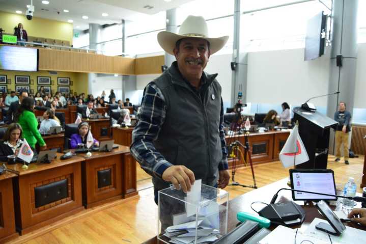 Congreso reelige a Héctor Acosta como auditor