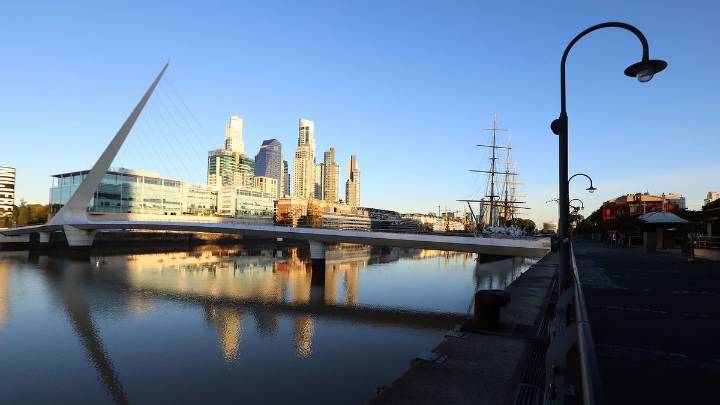 Conmoción en Puerto Madero: un hombre murió tras arrojarse desde el Puente de la Mujer