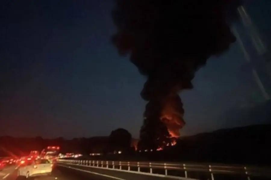 Pipa con combustible explota en la autopista México