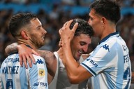 Racing Club lo dio vuelta y con un gol en el descuento echó a River del torneo