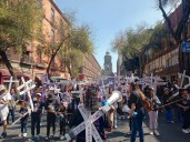 CDMX: Familiares de víctimas de feminicidio y desaparición se manifiestan en el Zócalo para exigir justicia