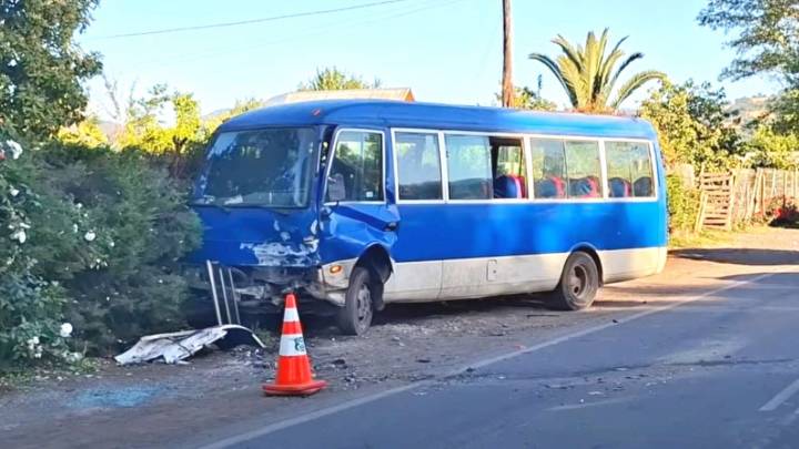 Joven conductor fallece tras chocar con un minibús estacionado en Teno