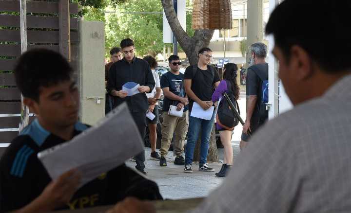 Búsqueda laboral: más de 300 jóvenes para quince empleos