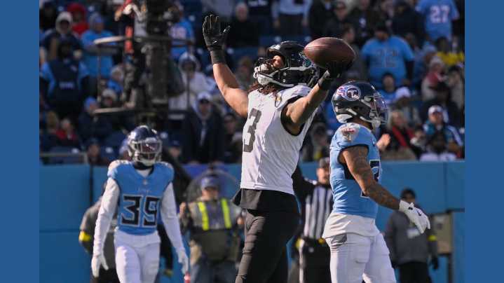 Trevor Lawrence leads Jaguars to third straight win in 25