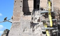 Así fue el doble derrumbe de una torre medieval en el centro de Roma