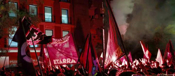 Manifestantes franquistas claman contra democracia española en Madrid