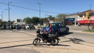 Dos personas heridas tras el choque entre una moto y una bicicleta: corte total en Blas Parera