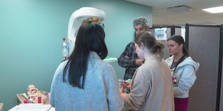 Madison medical professionals use virtual reality and simulation to practice life