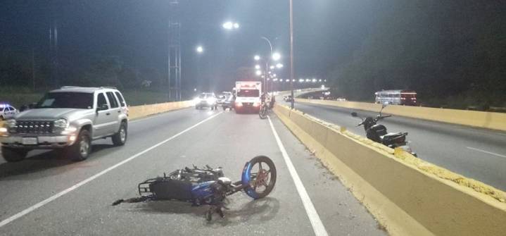 Dos motorizados fallecidos tras impactar contra un poste en Valencia
