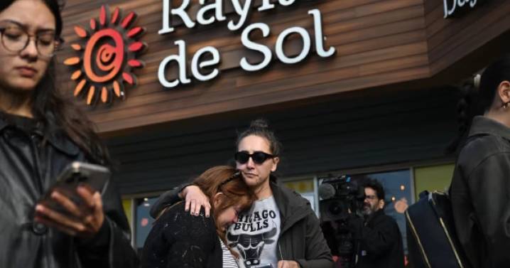 ¡Se la llevaron frente a los niños! Agentes de ICE arrestan a maestra en guardería de Chicago