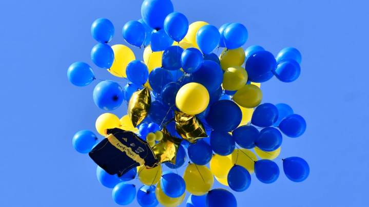 La sorpresa que prepara Boca con la camiseta en homenaje a Russo que apareció en Uruguay tras ser lanzada al cielo en la Bombonera