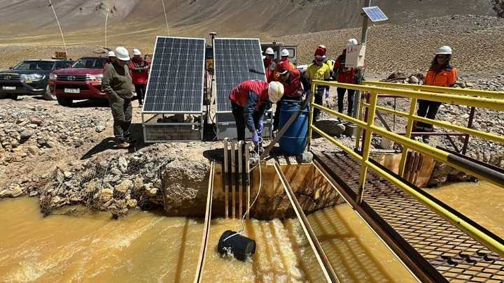 Peces muertos: Veladero invitó a HUARPE, funcionarios y vecinos a un muestreo de agua
