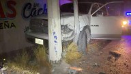 Abandona su camioneta tras chocar contra dos postes en la colonia Saltillo 2000