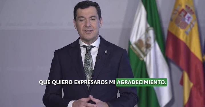 Juanma Moreno recibe la insignia de la Federación Andaluza de Comunidades de Cataluña