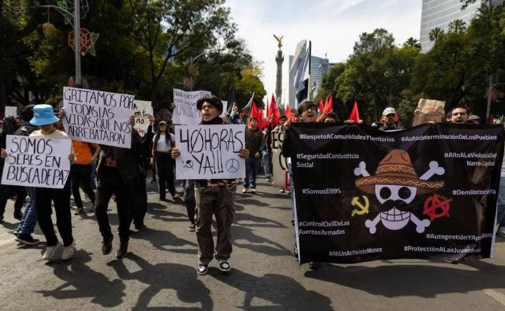 'Ya basta de violencia': Generación Z marcha en CDMX; policías les cierran el paso rumbo al Zócalo