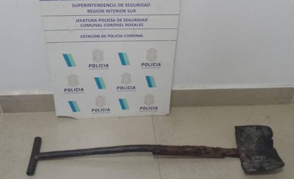Detuvieron a un hombre por atacar a su hermana con una pala
