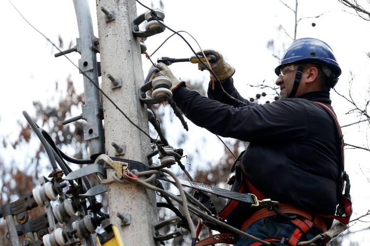Enel anuncia cortes de luz para este miércoles en Santiago: 10 comunas se verán afectadas
