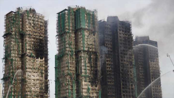 Ascienden a 128 las personas fallecidas en el incendio originado este miércoles en un edificio residencial de Hong Kong