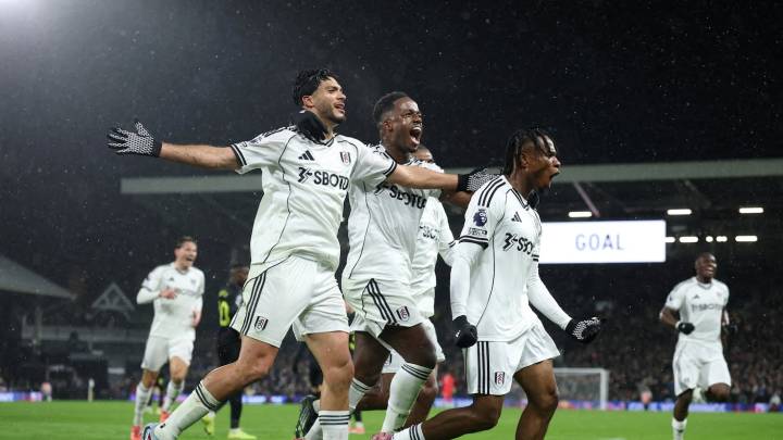 Raúl Jiménez es consentido por su entrenador