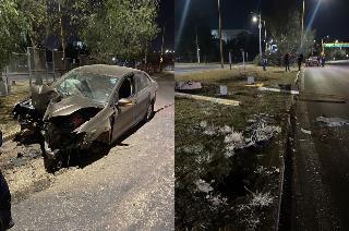 Poste y árbol frenan la velocidad de un sedán en avenida Aguascalientes