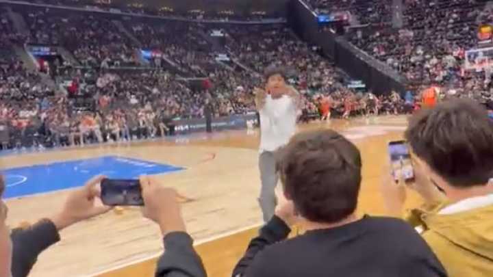 Un 'criptobro' se tira a la cancha en un partido de la NBA para promocionar su criptomoneda, pero le sale mal
