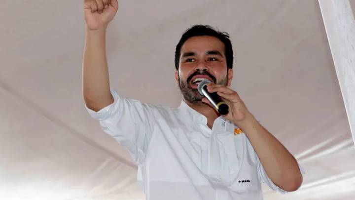 Máynez se solidariza con Sheinbaum tras acoso