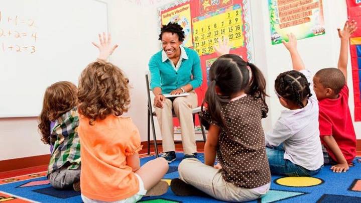 Nebraska debate la continuidad de subsidios federales de cuidado infantil ante próxima sesión legislativa