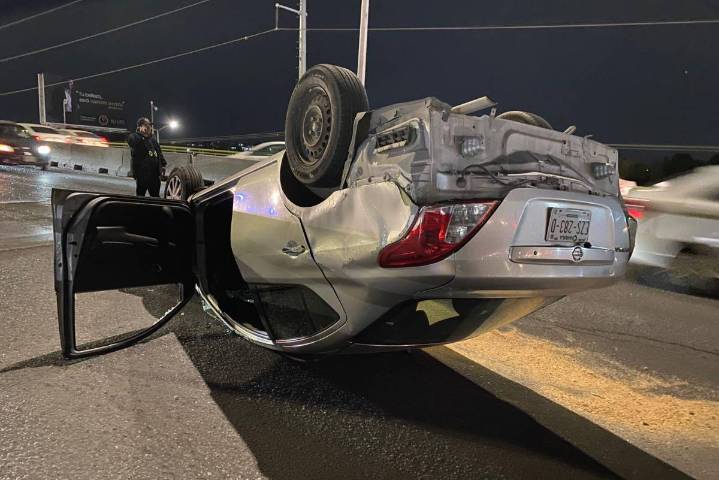 Salvan su vida luego de chocar y volcar en el periférico, en Saltillo