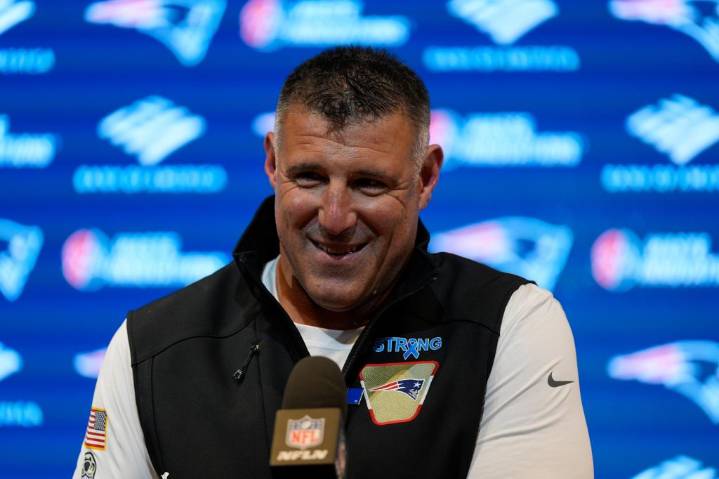 Patriots' Mike Vrabel likens NFL trade deadline deals to 'being pregnant'