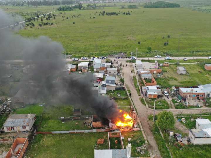 Habló la madre del alumno acusado de abuso a la que le prendieron fuego la casa: "Me dejaron en la calle, estoy arruinada"