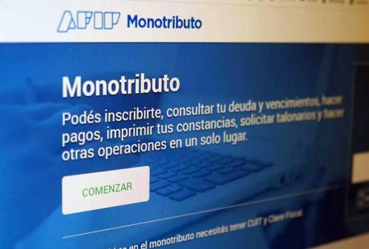 El Gobierno analiza eliminar el Monotributo y bajar el piso de Ganancias