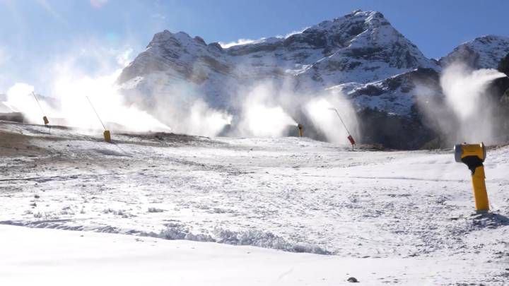 Las estaciones del Pirineo aragonés activan los cañones a la espera de las inminentes nevadas