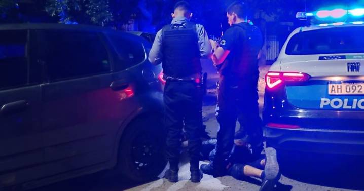 Intentaron escapar de un control y atacaron a un policía en Roca: llevaban armas y drogas