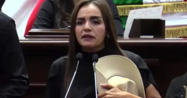 Viuda de Carlos Manzo rinde protesta como alcaldesa de Uruapan