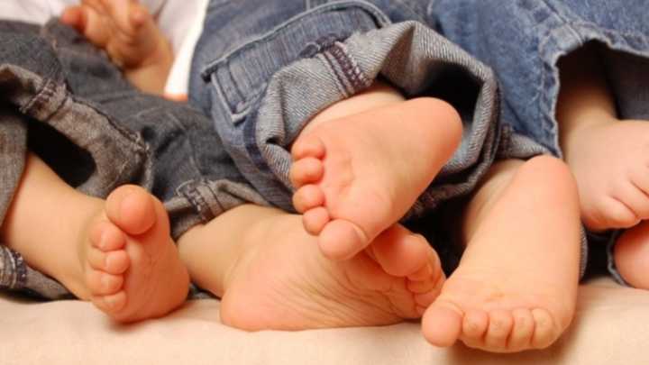 Una mujer descubrió que estaba embarazada de nueve bebés de forma inesperada: así han crecido los hermanos cuatro años después