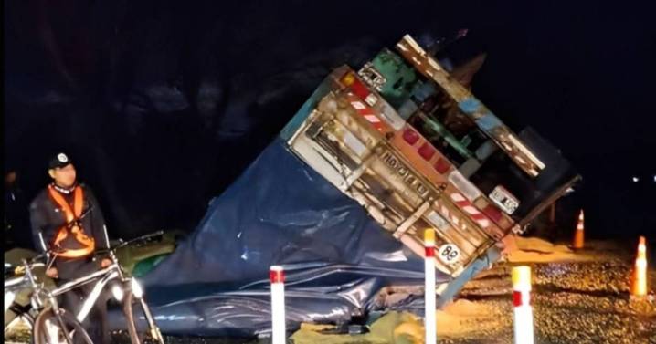 Volcó un camión cargado con maíz en la rotonda de la Ruta 34 y Ruta 1