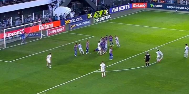 El amague nunca antes visto de Neymar en un tiro libre que recorre el mundo