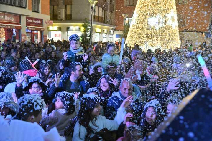 Un abeto de 10 metros y un encendido mágico dan la bienvenida a la Navidad en Alcobendas