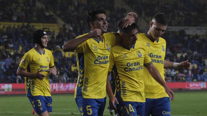 La UD Las Palmas impresiona, se relaja y se pone líder con agonía