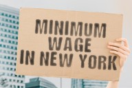 Aumento del salario mínimo en Nueva York 2026: quién recibirá los $16 por hora y qué zonas subirán a $17