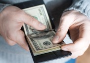 Nueva York envía la mayoría de los cheques de reembolso por inflación a residentes elegibles