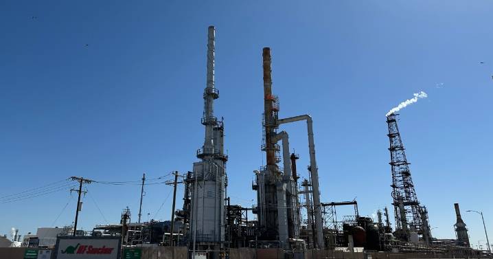 Explosion at New Mexico oil refinery sends thick smoke across Artesia