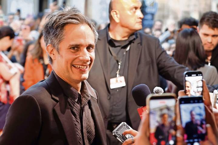 Gael García enamora a una “Santita” adicta