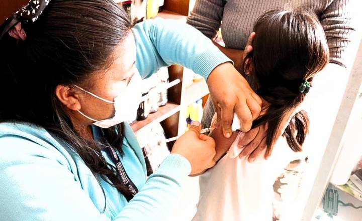 Dos niños con síntomas de tos ferina viajan dos días por río para recibir atención médico en Loreto: brote suma 32 muertes en 2025