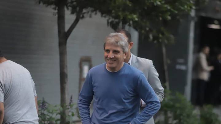 Aseguran que Caputo se comprometió a acumular reservas y que ajustaría las bandas cambiarias